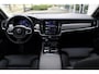 Volvo V90 T8 Plug-in hybrid AWD Ultra Dark | Premium Audio by Harman en Kardon | Interieur Voorverwarming| Head Up display | Adaptieve Cruise Control | BLIS | Gelaagde Zijruiten | Rondomzicht Camera | Panoramadak | Semi Electrische Trekhaak.