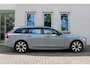 Volvo V90 T8 Plug-in hybrid AWD Ultra Dark | Premium Audio by Harman en Kardon | Interieur Voorverwarming| Head Up display | Adaptieve Cruise Control | BLIS | Gelaagde Zijruiten | Rondomzicht Camera | Panoramadak | Semi Electrische Trekhaak.