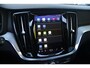 Volvo V60 T6 Plug-in hybrid AWD Ultra Dark | Adaptieve Cruise Control met Pilot Assist | Premium audio by Harman Kardon | 360 graden camera | Elektrisch bedienbaar panoramisch schuif-/kanteldak | Stoelverwarming | Elektrische voorstoelen met geheugen | Stuurwielverwarming | Semi-elektrische trekhaak |