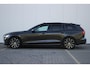Volvo V60 T6 350PK Plug-in hybrid AWD Ultra Dark | Adaptieve Cruise Control met Pilot Assist | Premium audio by Harman Kardon | 360 graden camera | Elektrisch bedienbaar panoramisch schuif-/kanteldak | Stoelverwarming | Elektrische voorstoelen met geheugen | Stuurwielverwarming | Semi-elektrische trekhaak |