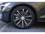 Volvo V60 T6 350PK Plug-in hybrid AWD Ultra Dark | Adaptieve Cruise Control met Pilot Assist | Premium audio by Harman Kardon | 360 graden camera | Elektrisch bedienbaar panoramisch schuif-/kanteldak | Stoelverwarming | Elektrische voorstoelen met geheugen | Stuurwielverwarming | Semi-elektrische trekhaak |