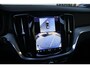 Volvo V60 T6 350PK Plug-in hybrid AWD Ultra Dark | Adaptieve Cruise Control met Pilot Assist | Premium audio by Harman Kardon | 360 graden camera | Elektrisch bedienbaar panoramisch schuif-/kanteldak | Stoelverwarming | Elektrische voorstoelen met geheugen | Stuurwielverwarming | Semi-elektrische trekhaak |