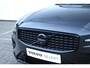 Volvo V60 T6 Plug-in hybrid AWD Ultra Dark | Adaptieve Cruise Control met Pilot Assist | Premium audio by Harman Kardon | 360 graden camera | Elektrisch bedienbaar panoramisch schuif-/kanteldak | Stoelverwarming | Elektrische voorstoelen met geheugen | Stuurwielverwarming | Semi-elektrische trekhaak |