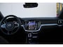 Volvo V60 T6 Plug-in hybrid AWD Ultra Dark | Adaptieve Cruise Control met Pilot Assist | Premium audio by Harman Kardon | 360 graden camera | Elektrisch bedienbaar panoramisch schuif-/kanteldak | Stoelverwarming | Elektrische voorstoelen met geheugen | Stuurwielverwarming | Semi-elektrische trekhaak |