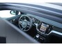 Volvo V60 T6 Plug-in hybrid AWD Ultra Dark | Adaptieve Cruise Control met Pilot Assist | Premium audio by Harman Kardon | 360 graden camera | Elektrisch bedienbaar panoramisch schuif-/kanteldak | Stoelverwarming | Elektrische voorstoelen met geheugen | Stuurwielverwarming | Semi-elektrische trekhaak |