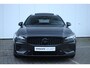 Volvo V60 T6 Plug-in hybrid AWD Ultra Dark | Adaptieve Cruise Control met Pilot Assist | Premium audio by Harman Kardon | 360 graden camera | Elektrisch bedienbaar panoramisch schuif-/kanteldak | Stoelverwarming | Elektrische voorstoelen met geheugen | Stuurwielverwarming | Semi-elektrische trekhaak |