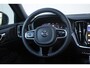 Volvo V60 T6 Plug-in hybrid AWD Ultra Dark | Adaptieve Cruise Control met Pilot Assist | Premium audio by Harman Kardon | 360 graden camera | Elektrisch bedienbaar panoramisch schuif-/kanteldak | Stoelverwarming | Elektrische voorstoelen met geheugen | Stuurwielverwarming | Semi-elektrische trekhaak |