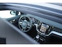 Volvo V60 T6 350PK Plug-in hybrid AWD Ultra Dark | Adaptieve Cruise Control met Pilot Assist | Premium audio by Harman Kardon | 360 graden camera | Elektrisch bedienbaar panoramisch schuif-/kanteldak | Stoelverwarming | Elektrische voorstoelen met geheugen | Stuurwielverwarming | Semi-elektrische trekhaak |