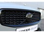 Volvo V60 2.0 T6 Plug-in Hybrid AWD Plus Dark | HEICO Sportuitlaat Met Klepbediening | HEICO Bodykit | Diffusor | Voorspoiler | Zijskirts | Spoorverbreders | 19 Inch Lichtmetalen Velgen | Lederen Bekleding | Panoramadak | Getint Glas | Elektrisch Verstelbare Voorstoelen Met Geheugen | High Performance Audiosysteem | Google Services |