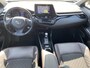 Toyota C-HR 1.8 Hybrid Bi-Tone Plus Trekhaak, dodehoek detectie, navigatie, stoel- & stuurverwarming, achteruitrij camera, parkeersensoren, lederen bekleding, Volledig dealeronderhouden