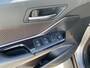 Toyota C-HR 1.8 Hybrid Bi-Tone Plus Trekhaak, dodehoek detectie, navigatie, stoel- & stuurverwarming, achteruitrij camera, parkeersensoren, lederen bekleding, Volledig dealeronderhouden