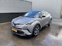 Toyota C-HR 1.8 Hybrid Bi-Tone Plus Stoel- & stuurverarming, navigatie, dodehoek detectie, JBL Premium audio, Volledig dealeronderhouden, achteruitrij camera, adaptieve cruise control