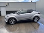 Toyota C-HR 1.8 Hybrid Bi-Tone Plus Stoel- & stuurverarming, navigatie, dodehoek detectie, JBL Premium audio, Volledig dealeronderhouden, achteruitrij camera, adaptieve cruise control