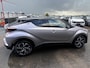 Toyota C-HR 1.8 Hybrid Bi-Tone Plus Stoel- & stuurverarming, navigatie, dodehoek detectie, JBL Premium audio, Volledig dealeronderhouden, achteruitrij camera, adaptieve cruise control