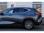 Lexus NX 350h*Fabrieksg.t/m06-2032!*1ste Eig.*Perfect Lexus Onderh.*BTW*ACC/360Camera/Stoelverw./Stuurwielverw./Leder/Dodehoek/Apple Carplay-Android/Keyless Entry+Go/Parkeersens.V+A/18 inch LM*