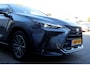 Lexus NX 350h*Fabrieksg.t/m06-2032!*1ste Eig.*Perfect Lexus Onderh.*BTW*ACC/360Camera/Stoelverw./Stuurwielverw./Leder/Dodehoek/Apple Carplay-Android/Keyless Entry+Go/Parkeersens.V+A/18 inch LM*