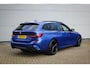 BMW 3-Serie Touring 320i M sport // Portimao Blue | BTW auto | Panoramadak | Trekhaak | Sfeerverlichting | CarPlay & Android Auto
