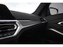 BMW 3-Serie Touring 320i M sport // Portimao Blue | BTW auto | Panoramadak | Trekhaak | Sfeerverlichting | CarPlay & Android Auto