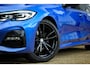 BMW 3-Serie Touring 320i M sport // Portimao Blue | BTW auto | Panoramadak | Trekhaak | Sfeerverlichting | CarPlay & Android Auto