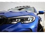 BMW 3-Serie Touring 320i M sport // Portimao Blue | BTW auto | Panoramadak | Trekhaak | Sfeerverlichting | CarPlay & Android Auto