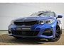 BMW 3-Serie Touring 320i M sport // Portimao Blue | BTW auto | Panoramadak | Trekhaak | Sfeerverlichting | CarPlay & Android Auto