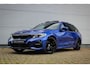BMW 3-Serie Touring 320i M sport // Portimao Blue | BTW auto | Panoramadak | Trekhaak | Sfeerverlichting | CarPlay & Android Auto