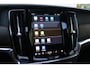 Volvo V90 T6 Automaat Recharge AWD Plus Bright | Demo Deal | Adaptieve Cruise Control met Pilot Assist | Luchtvering | Geventileerde voorstoelen | Harman Kardon audio | Elektrisch bedienbaar Panoramisch Schuif-/Kanteldak | Elektrische voorstoelen |Stoel- en stuurverwarming | Park Assist voor + achter | 360 Parkeercamera | Getint glas achter | Blind Spot Information System | Keyless Entry | Apple CarPlay | 20'' Lichtmetalen wielen