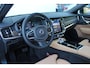Volvo V90 T6 350PK Recharge AWD Plus Bright | Adaptieve Cruise Control met Pilot Assist | Luchtvering | Geventileerde voorstoelen | Harman Kardon audio | Elektrisch bedienbaar Panoramisch Schuif-/Kanteldak | Elektrische voorstoelen |Stoel- en stuurverwarming | Park Assist voor + achter | 360 Parkeercamera | Getint glas achter | Blind Spot Information System | Keyless Entry | Apple CarPlay | 20'' Lichtmetalen wielen