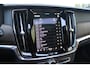 Volvo V90 T6 Automaat Recharge AWD Plus Bright | Demo Deal | Adaptieve Cruise Control met Pilot Assist | Luchtvering | Geventileerde voorstoelen | Harman Kardon audio | Elektrisch bedienbaar Panoramisch Schuif-/Kanteldak | Elektrische voorstoelen |Stoel- en stuurverwarming | Park Assist voor + achter | 360 Parkeercamera | Getint glas achter | Blind Spot Information System | Keyless Entry | Apple CarPlay | 20'' Lichtmetalen wielen