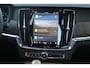 Volvo V90 T6 Automaat Recharge AWD Plus Bright | Demo Deal | Adaptieve Cruise Control met Pilot Assist | Luchtvering | Geventileerde voorstoelen | Harman Kardon audio | Elektrisch bedienbaar Panoramisch Schuif-/Kanteldak | Elektrische voorstoelen |Stoel- en stuurverwarming | Park Assist voor + achter | 360 Parkeercamera | Getint glas achter | Blind Spot Information System | Keyless Entry | Apple CarPlay | 20'' Lichtmetalen wielen