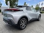 Toyota C-HR HYBRID 140 DYNAMIC NIEUW & DIRECT LEVERBAAR!! BLIND-SPOT KEYLESS APPLE/ANDROID PARKSENSOREN V+A LED