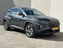 Hyundai Tucson 1.6 T-GDI PHEV Premium 4WD / Trekhaak 1.350 KG Trekgewicht / Navigatie / Apple CarPlay & Android Auto / Adaptieve Cruise Control / Dealer Onderhouden / Origineel Nederlands / Lederen Bekleding / Elektrische Achterklep / Elektrisch Verstelbare Voorstoelen / Stoelverwarming / Stoelverkoeling / Lichtmetalen Velgen / Parkeersensoren Voor & Achter /