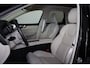 Volvo XC60 T8 Recharge AWD Ultra - LONG RANGE - Luchtvering - Panorama/schuifdak - IntelliSafe Assist & Surround - 360º Camera - Adaptieve LED koplampen - Verwarmde voorstoelen, stuur & achterbank - Elektr. bedienb. voorstoelen met geheugen - Head up display - Draadloze tel. lader - Extra getint glas - Elektr. inklapbare trekhaak - 22' LMV