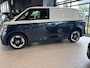 Volkswagen ID. Buzz Cargo Bedrijfswagens Anniversary Edition Elektromotor 210 kW (286 pk) | Anniversary Edition | Achterlichten LED, luxe uitgevoerd incl. dynamische knipperlichten | Hoge scheidingswand met vaste ruit en dimbare binnenspiegel | Bluetooth telefoonvoorbereiding inclusief draadloos laden |
