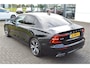 Volvo S60 2.0 T5 251PK R-Design Pano | Harman Kardon | Elektr trekhaak | Stoelverwarming + achter + stuur | Pilot Assist | Leer | Headup | Dodehoeksensor | Bochtverlichting
