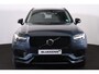 Volvo XC90 T8 Recharge AWD Plus Dark - IntelliSafe Assist & Surround - Harman/Kardon audio - Adaptieve LED koplampen - Parkeercamera achter - Verwarmde voorstoelen, stuur & achterbank - Parkeersensoren voor & achter - Elektr. bedienb. voorstoelen met geheugen - Draadloze tel. lader - Extra getint glas - 20' LMV