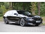 BMW 5-Serie Touring 540d xDrive M-sport | Pano | HUD | Bowers & Wilkins | Keyless | 21" | Iconic Glow | 360 | Standkachel | Adap Cruise | Veganza Zwart interieur | etc.