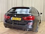 BMW 5-Serie Touring 520i *Panodak* Sportline / Head-Up / Keyless / Adapt. Cruise / Elek. Trekhaak / Stuur-/Stoelverw. / 360 Camera / Navigatie / 18'' LMV
