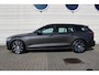 Volvo V60 T6 Automaat Plug-in hybrid AWD Plus Dark | Trekhaak | Visual Park Assist | Open Grid | Voorruitverwarming | Stoelverwarming voor en achter | Preconditioning | Elektrisch verstelbare voorstoelen met geheugen | Harman Kardon | Pilot Assist | 18 Inch | Blis | Google Maps | Google Assistant