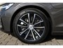 Volvo V60 T6 Automaat Plug-in hybrid AWD Plus Dark | Trekhaak | Visual Park Assist | Open Grid | Voorruitverwarming | Stoelverwarming voor en achter | Preconditioning | Elektrisch verstelbare voorstoelen met geheugen | Harman Kardon | Pilot Assist | 18 Inch | Blis | Google Maps | Google Assistant