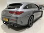 Mercedes-Benz CLA Shooting Brake 180 AMG Line 136 PK | Automaat | Trekhaak | AMG Stoelen | Keyless | Sfeerverlichting | Digital Cockpit | Bluetooth | Airco |