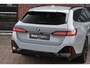 BMW 5-Serie Touring 520i M-Sport Pano Trekh 21inch Brooklyngrau ACC 360 H/K HUD Stoelventilatie
