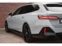 BMW 5-Serie Touring 520i M-Sport Pano Trekh 21inch Brooklyngrau ACC 360 H/K HUD Stoelventilatie