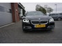 BMW 5-Serie 550XI 449PK HIGH EXECUTIVE ORIGINEEL NEDERLANDS NIEUWPRIJS €140558! CAMERA ELECTR.SCHUIFKANTELDAK B&O ZWARTE HEMEL 19INCH LUXE LEDER STOELKOELING+VERWARMING ADAPTIEVE CRUISE NAVI KEYLESS BI-XENON/LED ENZ...