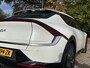 Kia EV6 Plus 77.4 kWh | Trekhaak | Vehicle-To-Load | Spraakbediening | Dodehoek detectie met correctie | Parkeersensoren | Achteruitrij camera | Stoel/Stuurverwarming |