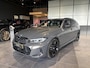 BMW 3-Serie Touring M340i xDrive | DRAVITGRAU | PANORAMA/SCHUIF-KANTELDAK | HARMAN KARDON | 19 INCH | STOELMEMORY | COMFORT PAKKET | TREKHAAK | DRIVING ASSISTANT PROF | INNOVATIE PAKKET | ADAPTIVE LED |