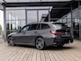 BMW 3-Serie Touring M340i xDrive | DRAVITGRAU | PANORAMA/SCHUIF-KANTELDAK | HARMAN KARDON | 19 INCH | STOELMEMORY | COMFORT PAKKET | TREKHAAK | DRIVING ASSISTANT PROF | INNOVATIE PAKKET | ADAPTIVE LED |
