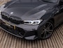 BMW 3-Serie Touring M340i xDrive | DRAVITGRAU | PANORAMA/SCHUIF-KANTELDAK | HARMAN KARDON | 19 INCH | STOELMEMORY | COMFORT PAKKET | TREKHAAK | DRIVING ASSISTANT PROF | INNOVATIE PAKKET | ADAPTIVE LED |