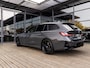 BMW 3-Serie Touring M340i xDrive | DRAVITGRAU | PANORAMA/SCHUIF-KANTELDAK | HARMAN KARDON | 19 INCH | STOELMEMORY | COMFORT PAKKET | TREKHAAK | DRIVING ASSISTANT PROF | INNOVATIE PAKKET | ADAPTIVE LED |
