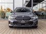 BMW 3-Serie Touring M340i xDrive | DRAVITGRAU | PANORAMA/SCHUIF-KANTELDAK | HARMAN KARDON | 19 INCH | STOELMEMORY | COMFORT PAKKET | TREKHAAK | DRIVING ASSISTANT PROF | INNOVATIE PAKKET | ADAPTIVE LED |